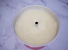 装入模具中，轻震去气泡