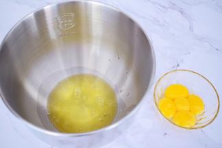 蛋清和蛋黄分别分离在两个无水无油的容器中