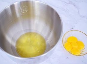 蛋清和蛋黄分别分离在两个无水无油的容器中