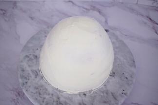 然后用淡奶油抹好整个蛋糕胚