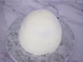 然后用淡奶油抹好整个蛋糕胚