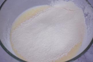 筛入低粉，分两次筛入，拌至无干粉，每次筛入都要拌至无干粉才能筛入下一次