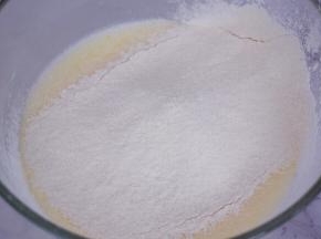 筛入低粉，分两次筛入，拌至无干粉，每次筛入都要拌至无干粉才能筛入下一次