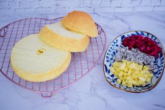 将蛋糕平均分成三份，水果切小粒备用