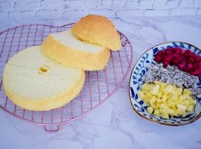 将蛋糕平均分成三份，水果切小粒备用