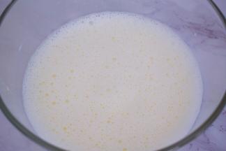 牛奶和玉米油混合，搅拌至乳化