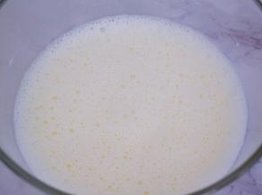 牛奶和玉米油混合，搅拌至乳化