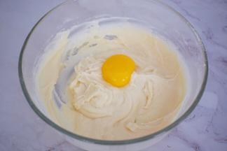 再加入蛋黄，一个一个加入，再拌均匀