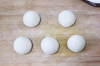 然后用手揉圆，不会用手揉的亲们可以直接做刀切馒头是一样的哈。