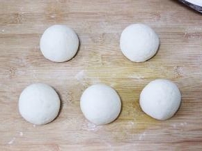 然后用手揉圆，不会用手揉的亲们可以直接做刀切馒头是一样的哈。