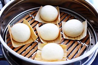 蒸锅里放入适量清水后，把做好的馒头进行二发。