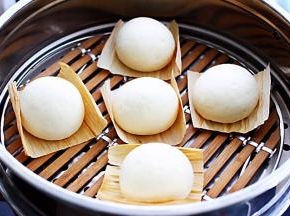 蒸锅里放入适量清水后，把做好的馒头进行二发。