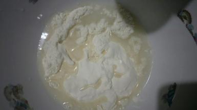 糖加入水中，倒入面粉中，边倒边搅拌也可以