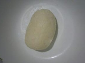 揉成光滑面团，盖保鲜膜松弛5分钟