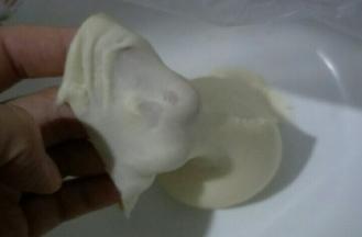 然后揉出手套膜，盖保鲜膜松持20分钟