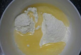 油酥部分，油倒入面粉中