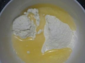 油酥部分，油倒入面粉中