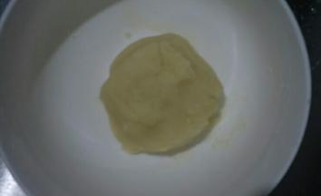 揉成光滑面团，盖保鲜膜松弛备用
