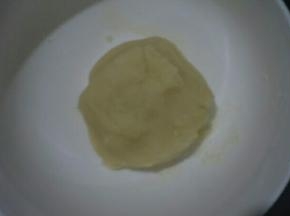 揉成光滑面团，盖保鲜膜松弛备用