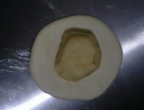 松弛好的水油皮面团不用揉，直接包入油酥