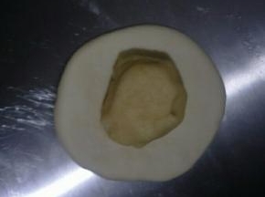 松弛好的水油皮面团不用揉，直接包入油酥