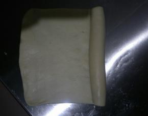 从一头卷起(包油酥时接口的那面卷在里面)