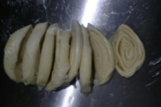 根据自己挞托的容量均等切成小片，这个方子可以做9个约直径为6.5cm的挞皮