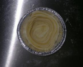 取一个面团，横切面朝上，放入挞托中