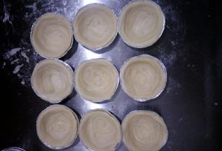 依次做好后摆在烤盘中，每个之间留出一定的距离