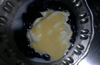 蓝莓酱加淡奶油加炼乳