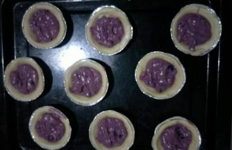 用小勺子盛入挞皮中，约8分满