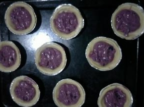 用小勺子盛入挞皮中，约8分满