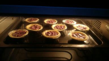 放入烤箱中层，约烤25分钟左右