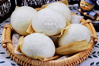 盛到篮子里面开吃、每次刚刚出锅的馒头我不吃菜都会立马干掉两个，忒好吃了。