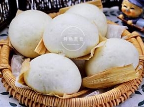 盛到篮子里面开吃、每次刚刚出锅的馒头我不吃菜都会立马干掉两个，忒好吃了。