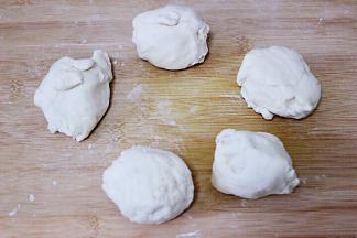 把醒发好的面团排气后分成5份。