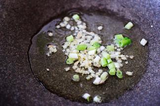 热锅倒入花生油烧至六成热时，加入葱姜爆出香味后。