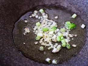 热锅倒入花生油烧至六成热时，加入葱姜爆出香味后。