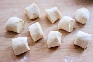 把醒发好面团排气揉匀后，分成9份。