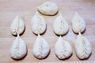 依次包好所有的包子，我今天包的是柳叶模样的包子，不会包这种包子可以直接包成圆的也是一样的哈。