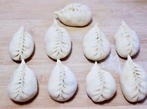 依次包好所有的包子，我今天包的是柳叶模样的包子，不会包这种包子可以直接包成圆的也是一样的哈。