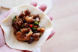 加入刚刚煸炒好的馅料，包成自己喜欢的模样即可。