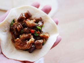 加入刚刚煸炒好的馅料，包成自己喜欢的模样即可。