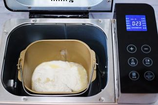 面包桶加入面粉，1枚鸡蛋，清水和酵母，加入鸡蛋的目的是为了让面皮更筋道爽滑。