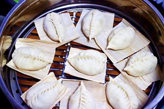 蒸锅里加入适量的清水，把包好的包子放入蒸屉里进行二发。