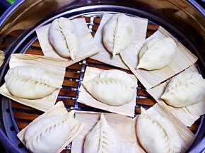 蒸锅里加入适量的清水，把包好的包子放入蒸屉里进行二发。