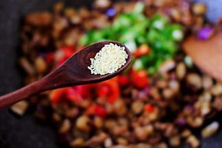 这个时候加入鸡精，根据个人口味或加盐或是不加盐，我是没加哈，我觉得咸淡适宜。