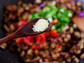 这个时候加入鸡精，根据个人口味或加盐或是不加盐，我是没加哈，我觉得咸淡适宜。