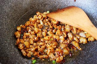 翻炒至黄豆酱的香味和红油时。