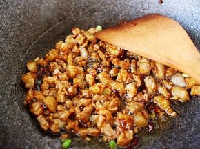 翻炒至黄豆酱的香味和红油时。